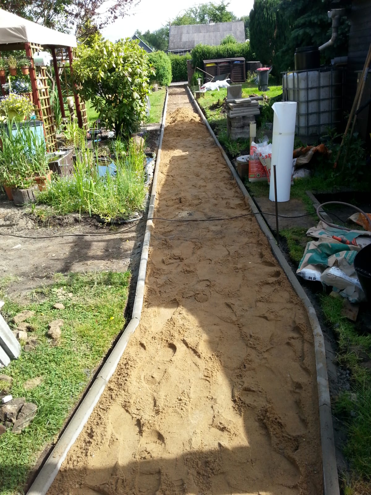 Neu angelegter Gartenweg